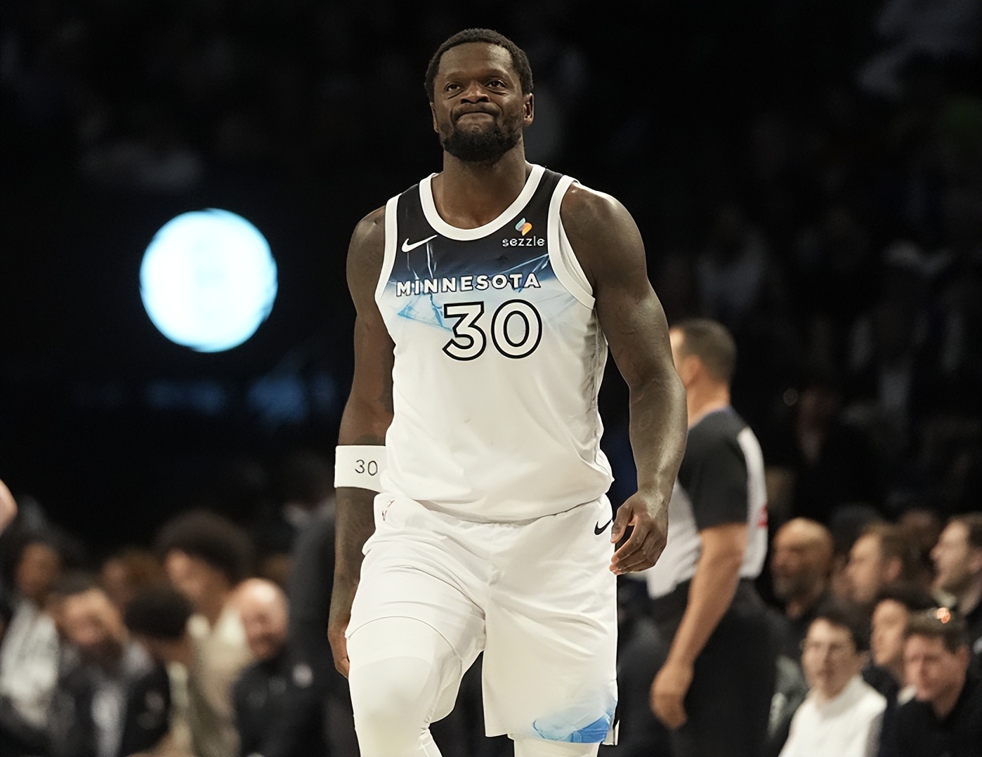 九游官网主页-关于NBA总决赛清晨再迎强敌，里昂远射贴柱，主帅态度——更衣室稳定，资深球员宣示担当的信息